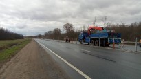 Полным ходом идут работы по монтажу тросового ограждения на трассе М-10 в Новгородской области.